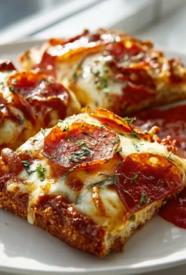 Beef turkey pepperoni Pizzasticks auf dem Blech mit Marinara-Sauce