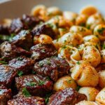 Cajun Rinderhappen & Käse-Knoblauch-Nudeln aus der Pfanne