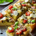 Die beste Focaccia mit Pesto und Tomaten