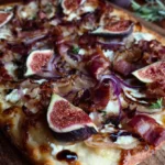 Feigen-Putenspeck-Pizza mit karamellisierten Zwiebeln und Balsamico