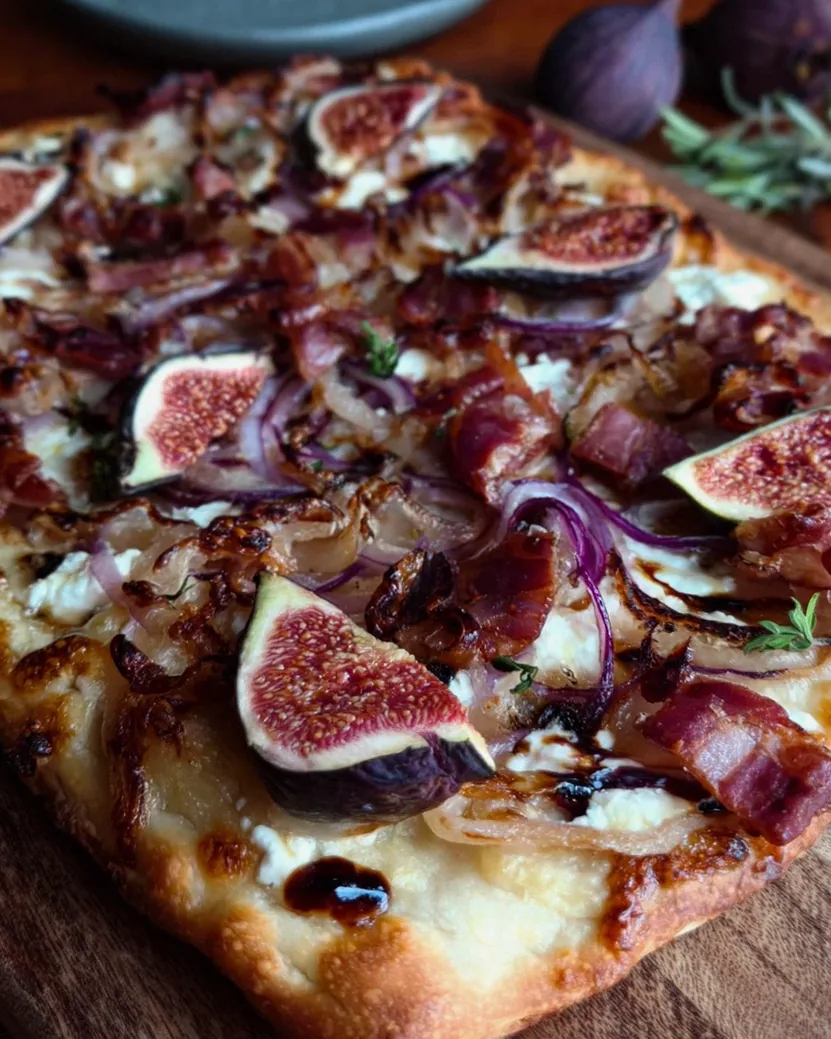 Feigen-Putenspeck-Pizza mit karamellisierten Zwiebeln und Balsamico