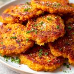 Herbstliche Kürbis Kartoffel Puffer: Feta & Kräuter-Genuss