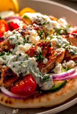 Mediterrane Hähnchen Gyros mit cremigem Feta Tzatziki