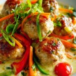 Saftige Thai Hähnchen-Frikadellen in cremigem Kokos-Curry