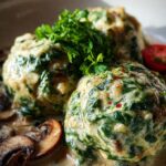 Südtiroler Spinatknödel mit Pilzrahm